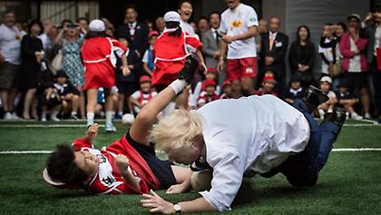 Ο Μπόρις Τζόνσον «γκρεμίζει» 10χρονο (pics)