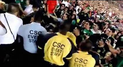 Άγριο ξύλο στην εξέδρα του Μεξικού (video)