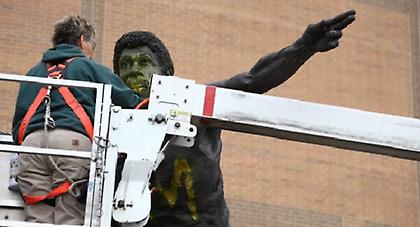 Βεβήλωσαν το άγαλμα του Μάτζικ! (pics)