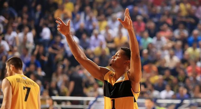 Γουότερς: «Μας κάνουν να νιώθουμε σημαντικοί»