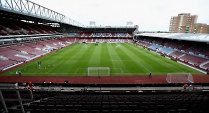 Πόσα άτομα εργάζονται σε μία ομάδα της Πρέμιερ Λιγκ;