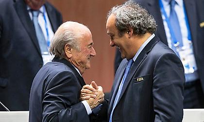 Στηρίζει… αδειάζοντας τον Πλατινί ο Μπλάτερ