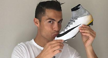 Το «εορταστικό» παπούτσι του Ρονάλντο (pics)