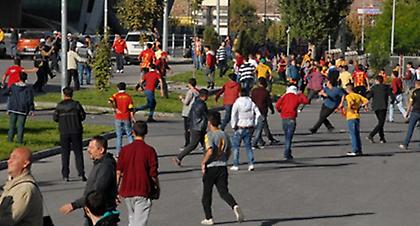 Πετροπόλεμος πριν το Καϊσέρισπορ-Φενέρ (pics)
