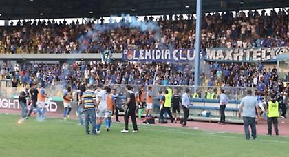 Άγρια επεισόδια στην Κύπρο και αναβολή αγώνα! (video)