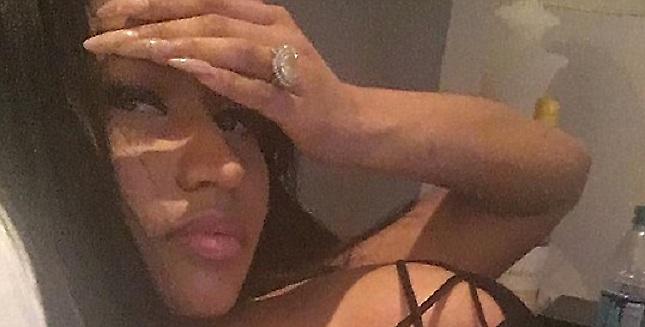 Η Νίκι Μινάζ μας δείχνει το δακτυλίδι της. Και όχι μόνο (pics)