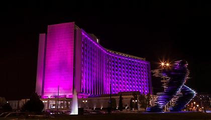 Στα ροζ το Hilton Αθηνών για τον καρκίνο του μαστού