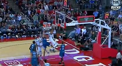 Το… νταηλίκι-κάρφωμα του Αντετοκούνμπο! (video)