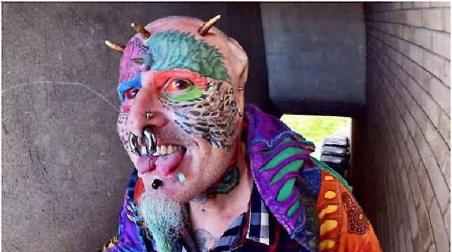 Έκοψε  τα  αυτιά του για να μοιάσει  στον  παπαγάλο του (pics)