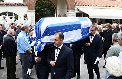 Πλήθος κόσμoυ στο τελευταίο αντίο στον «Βούδα» (pics)