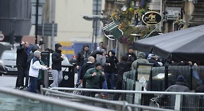 Απίστευτος καρεκλοπόλεμος oπαδών στο Μάντσεστερ (vids+pics)