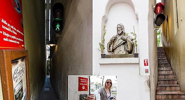 O πιο στενός δρόμος στην Πράγα έχει φανάρια για να περνούν οι πεζοί!