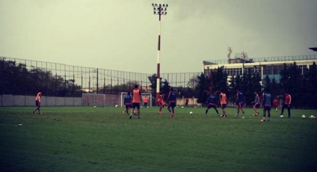 Προπόνηση στη βροχή για Ολυμπιακό