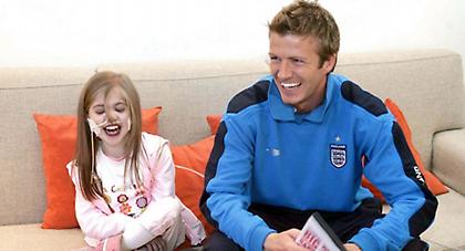 Το συγκινητικό «αντίο» του Μπέκαμ στο κοριτσάκι… με τη φόρμα της Ελλάδας