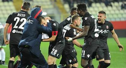 «Τρίποντο» στο… 90' και βάλε!