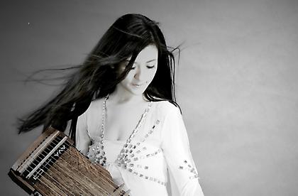 «O Ήχος του Μεταξιού» σε Αθήνα και Σαντορίνη