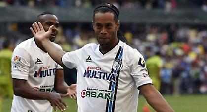 Ο Ροναλντίνιο «μιλάει» ακόμα στη μπάλα (videos)