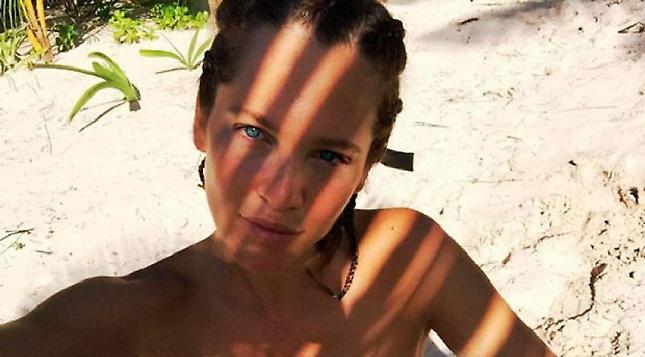 Η αδερφή του Σολάρι topless! (pics)
