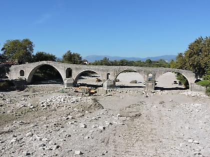 Εργασίες προστασίας στο ιστορικό γεφύρι της Άρτας