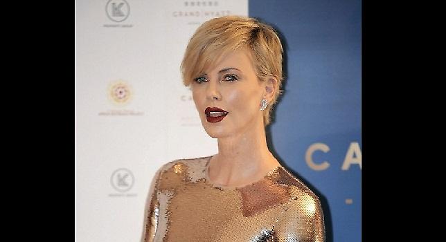 Σαραντάρα... απόλαυση η Σαρλίζ Θέρον (pics/vid)