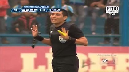 Πάσα «πάρε-βάλε» από διαιτητή (video)