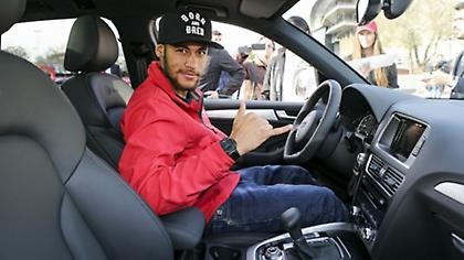 Με στυλ «Οδηγώ και τραγουδώ» ο Νεϊμάρ (video)