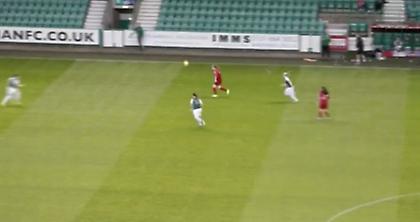 Κορίτσαρος σκοράρει από 35 μέτρα (video)