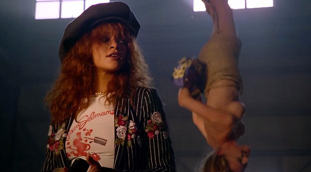 Η Rihanna ξανά γυμνή στα παρασκήνια του βίντεο κλιπ της