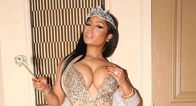 Αποκαλυπτική και σέξι... νεράιδα η Νίκι Μινάζ (pics)