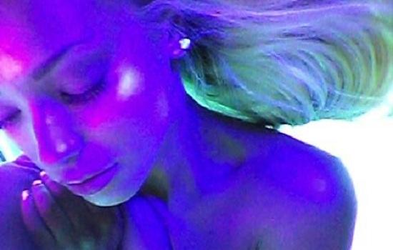 Η γυμνή Λίλα μαυρίζει και μας τα δείχνει (video, pics)