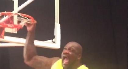 Ο «Σακ» καρφώνει... προσγειωμένος (video)