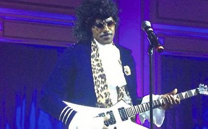 O ΛεΜπρον Τζέιμς σε ρόλο Prince (video)