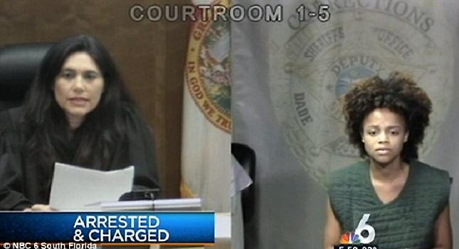 23χρονη έκανε στριπτίζ σε εστιατόριο στο Μαϊάμι (video)