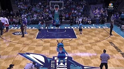 Μέχρι και η μασκότ δεν έχανε σουτ (video)