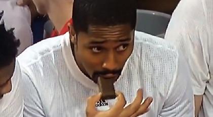 Κολατσιό στη… ζούλα από παγκίτη των Πίστονς (video)