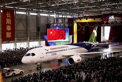 To πρώτο κινεζικό επιβατικό αεροσκάφος (video)