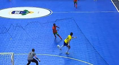 Τον κρέμασε με τακουνάκι (video)