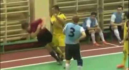 Παίκτης «ξάπλωσε» με κροσέ τον διαιτητή (video)