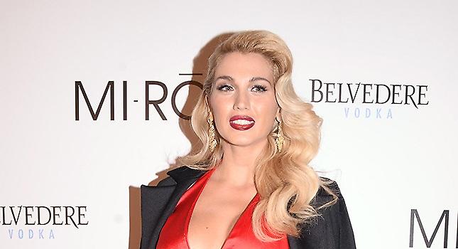 Το αβυσσαλέο ντεκολτέ της Κωνσταντίνας Σπυροπούλου (pics)