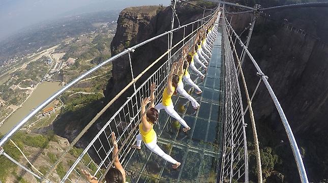 Εκατό γυναίκες έκαναν γιόγκα στην πιο εντυπωσιακή γυάλινη γέφυρα