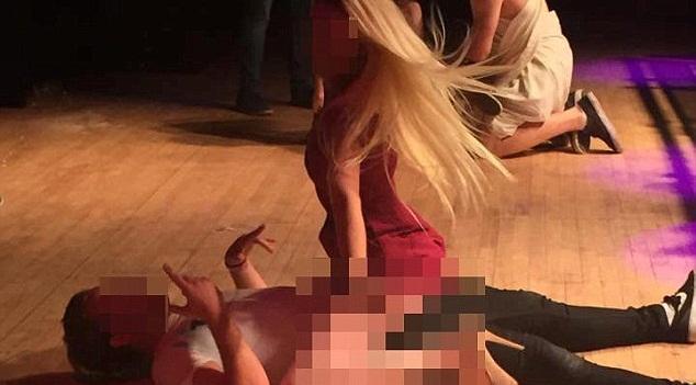 Φοιτήτριες έκαναν «όργια» επί σκηνής για ένα δωρεάν ταξίδι