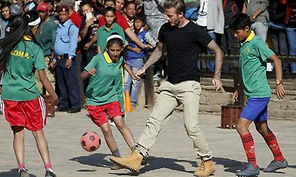 Ο Μπέκαμ παίζει μπάλα με πιτσιρίκια στο Νεπάλ (video)
