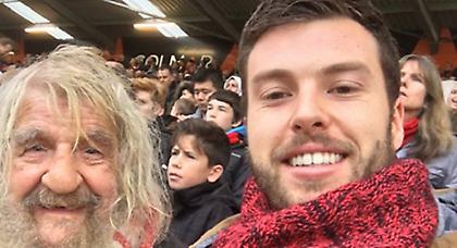 Η καλή πράξη της ημέρας: Πήρε μαζί του άστεγο στο γήπεδο (Pics)