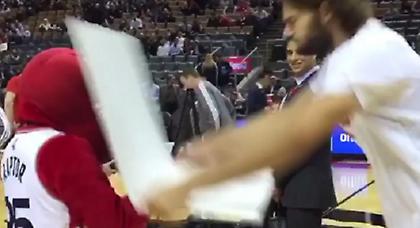 Ο Ρόμπιν Λόπεζ (ξανα)επιτέθηκε σε μασκότ