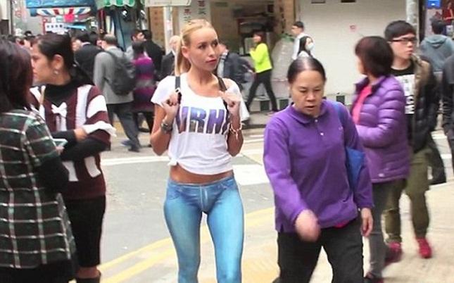 Υπάρχει κάτι παράξενο στο ντύσιμο αυτής της γυναίκας…