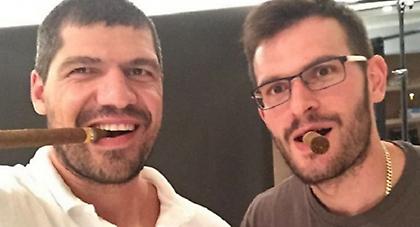 Ο Λάζος και ο Φώτσης με τα πούρα τους (pics)