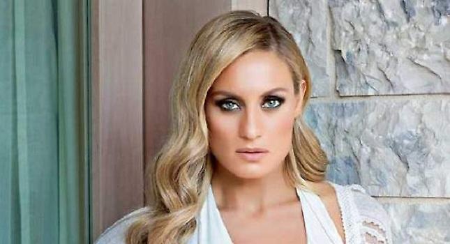 Ελεωνόρα Μελέτη: Μούσκεμα με αποκαλυπτικό μαγιό στη Βουλιαγμένη (pics)