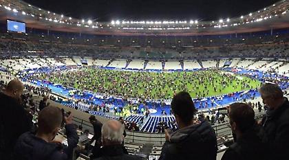 Τρόμος στο Σταντ Ντε Φρανς: Ο κόσμος μπήκε στον αγωνιστικό χώρο (video)