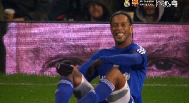 «Ξύλιασε» ο Ροναλντίνιο (video)