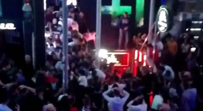 Γυάλινο μπαλκόνι κατέρρευσε και παρέσυρε 74 παιδιά (video)